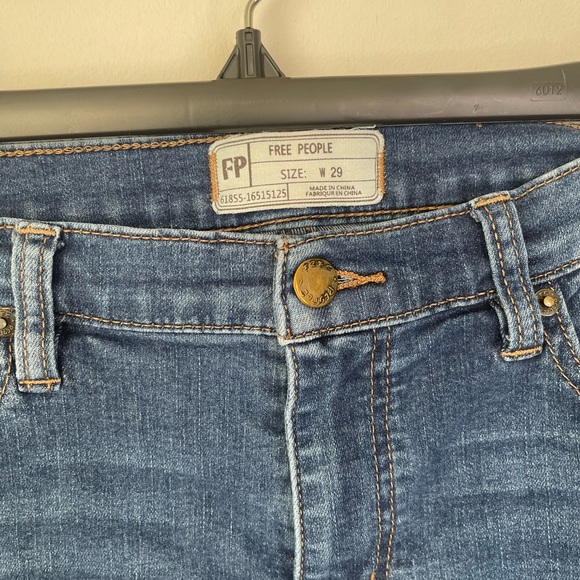 Free People high rise Blue Cropped Jeans size W29 - Picture 2 of 7